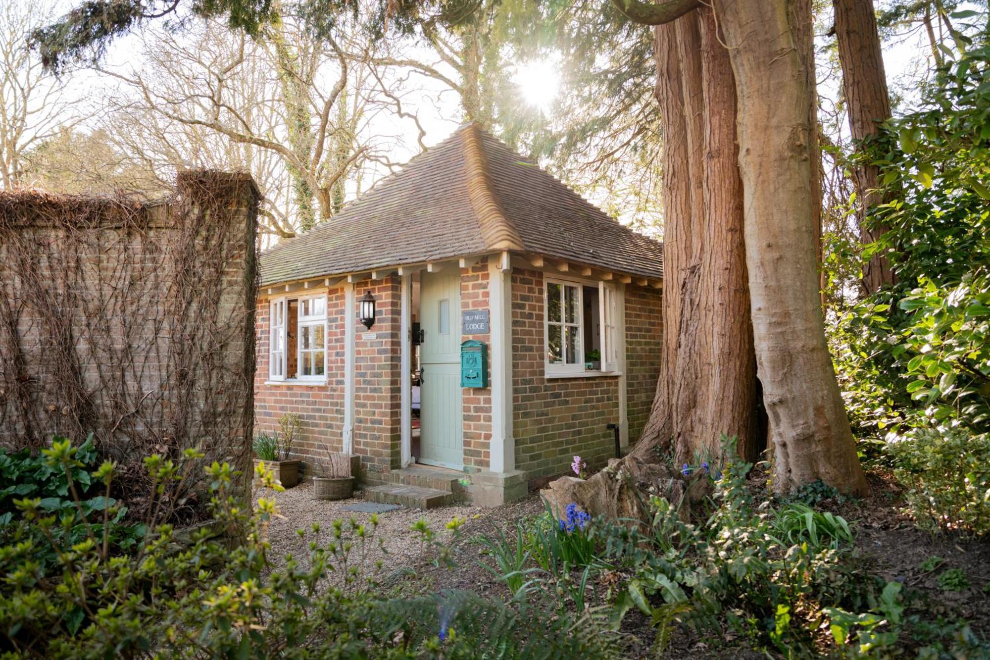 Old Mill Lodge By Huluki Sussex Stays Hurstpierpoint Exterior foto