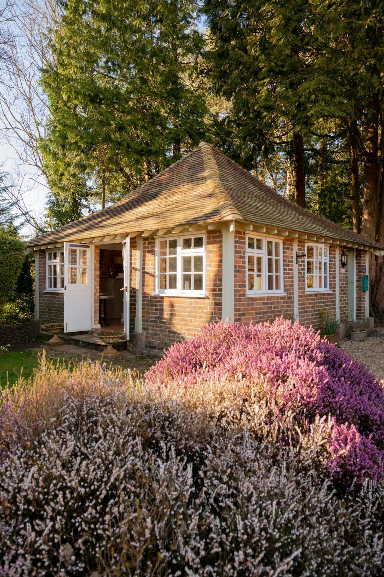 Old Mill Lodge By Huluki Sussex Stays Hurstpierpoint Exterior foto