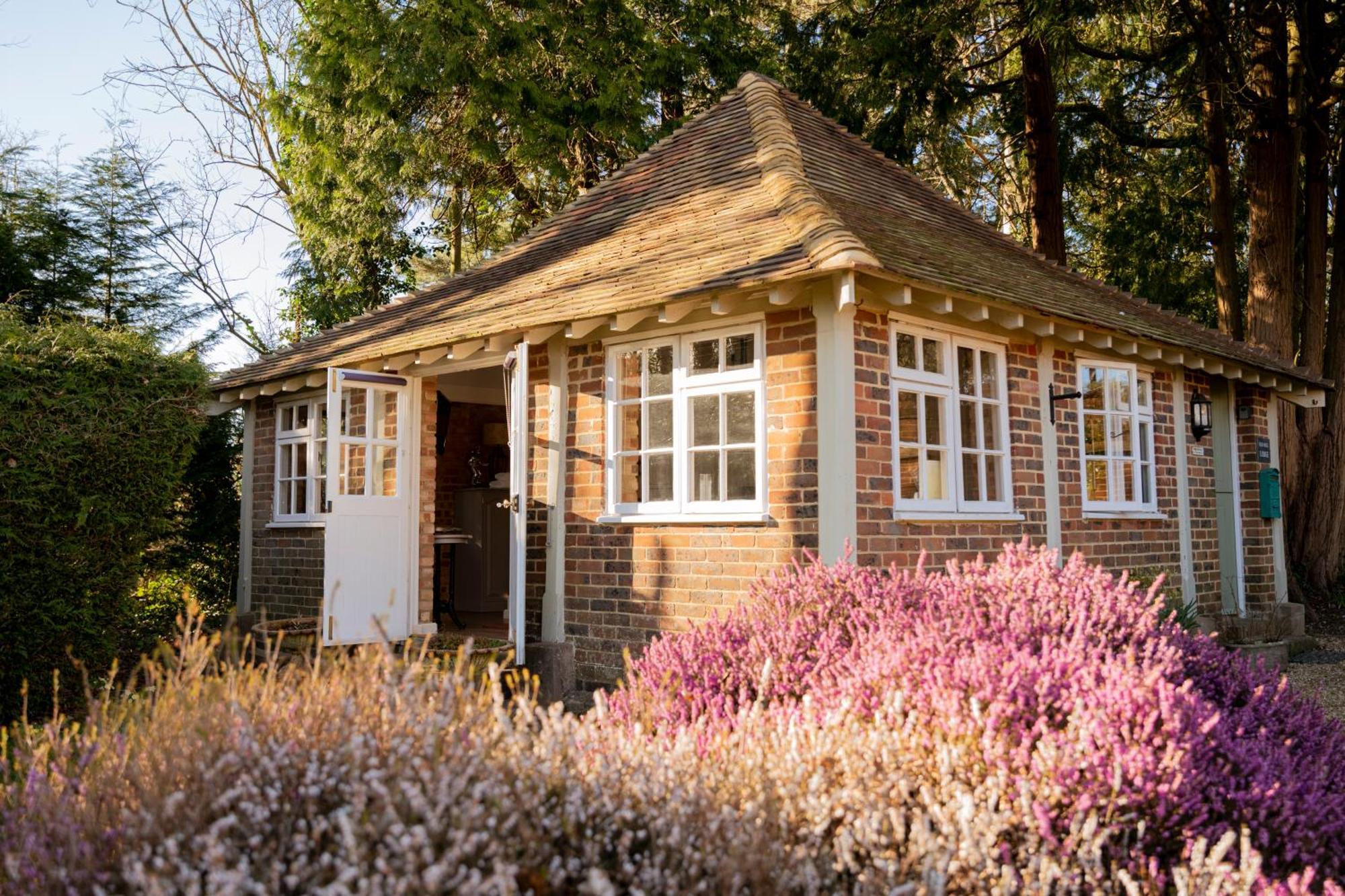 Old Mill Lodge By Huluki Sussex Stays Hurstpierpoint Exterior foto