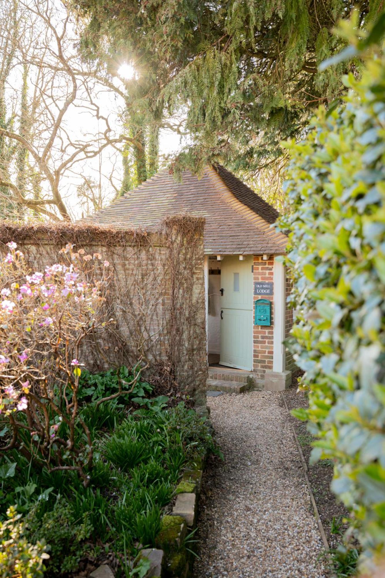 Old Mill Lodge By Huluki Sussex Stays Hurstpierpoint Exterior foto