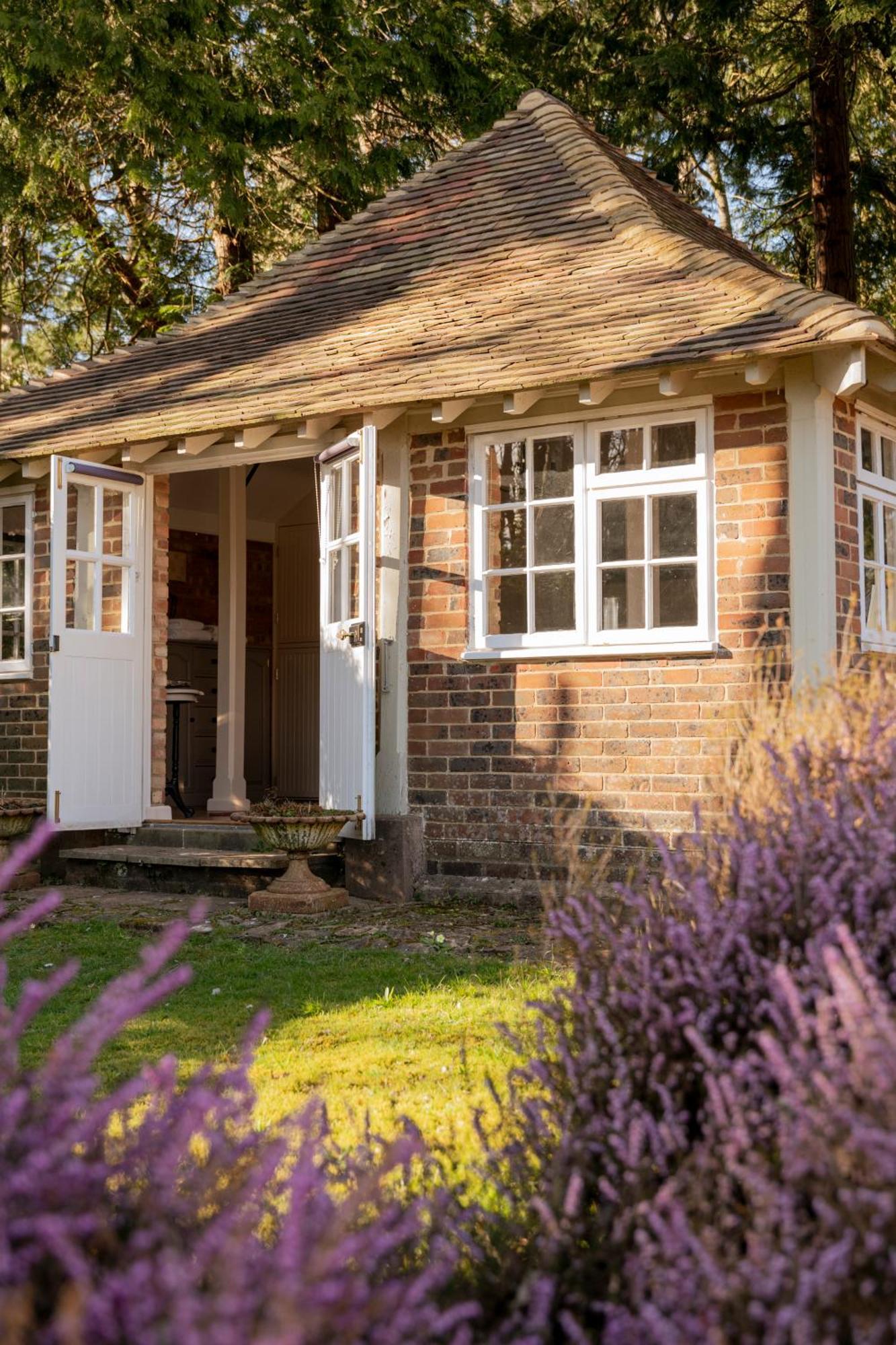 Old Mill Lodge By Huluki Sussex Stays Hurstpierpoint Exterior foto