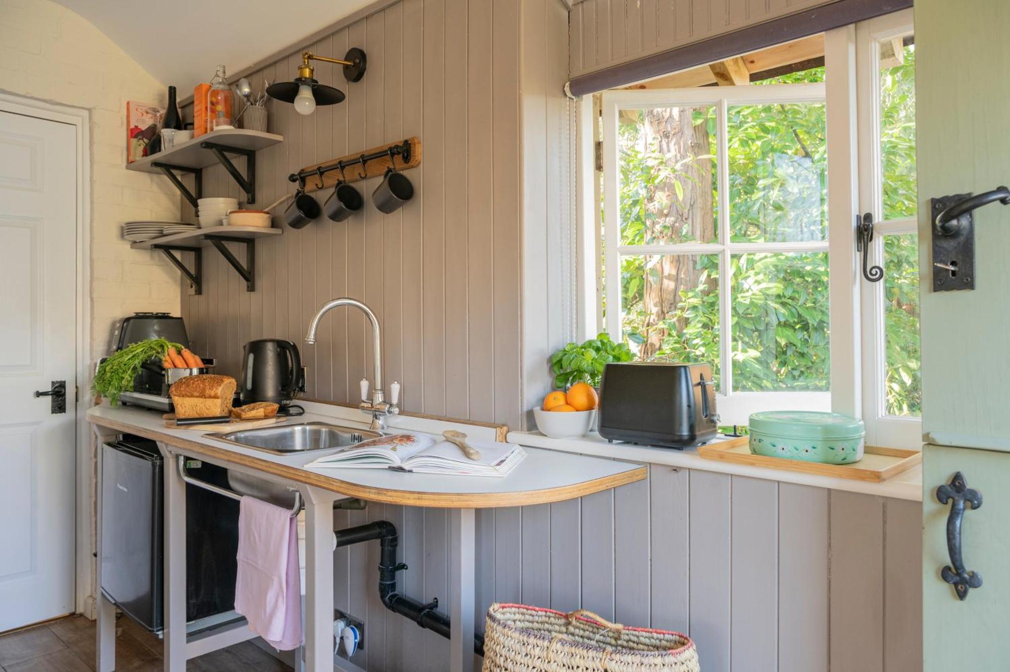 Old Mill Lodge By Huluki Sussex Stays Hurstpierpoint Exterior foto