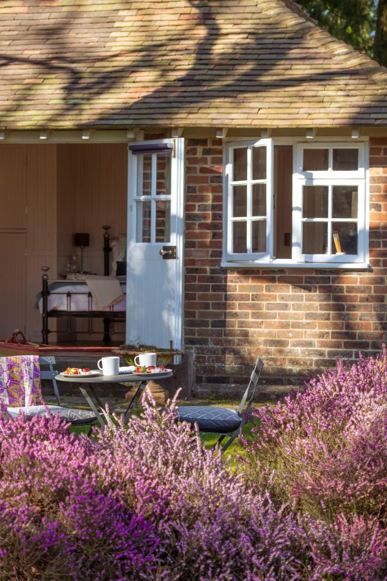 Old Mill Lodge By Huluki Sussex Stays Hurstpierpoint Exterior foto