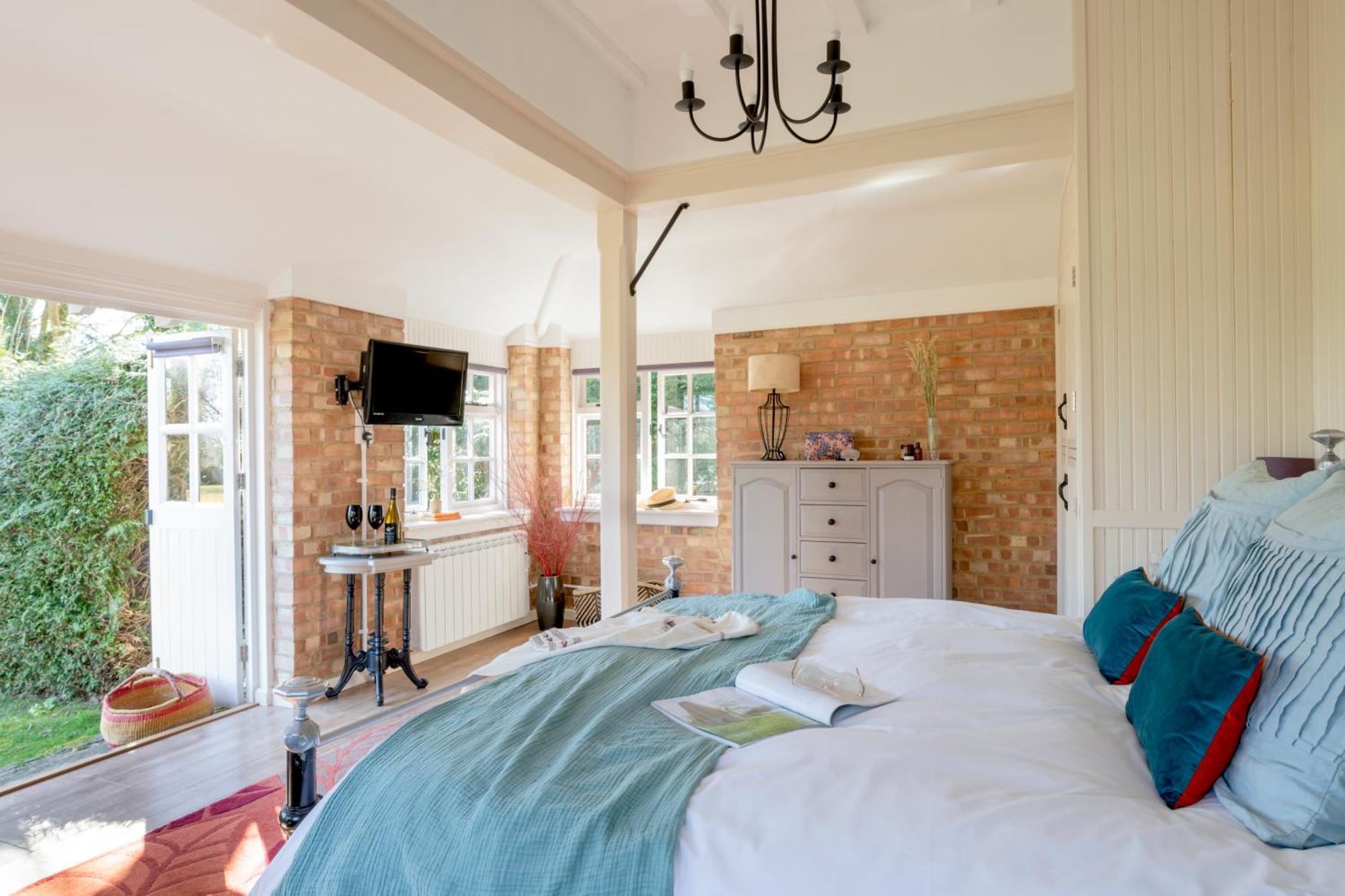 Old Mill Lodge By Huluki Sussex Stays Hurstpierpoint Exterior foto