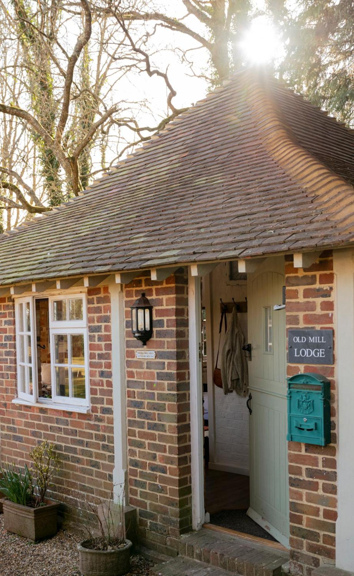 Old Mill Lodge By Huluki Sussex Stays Hurstpierpoint Exterior foto