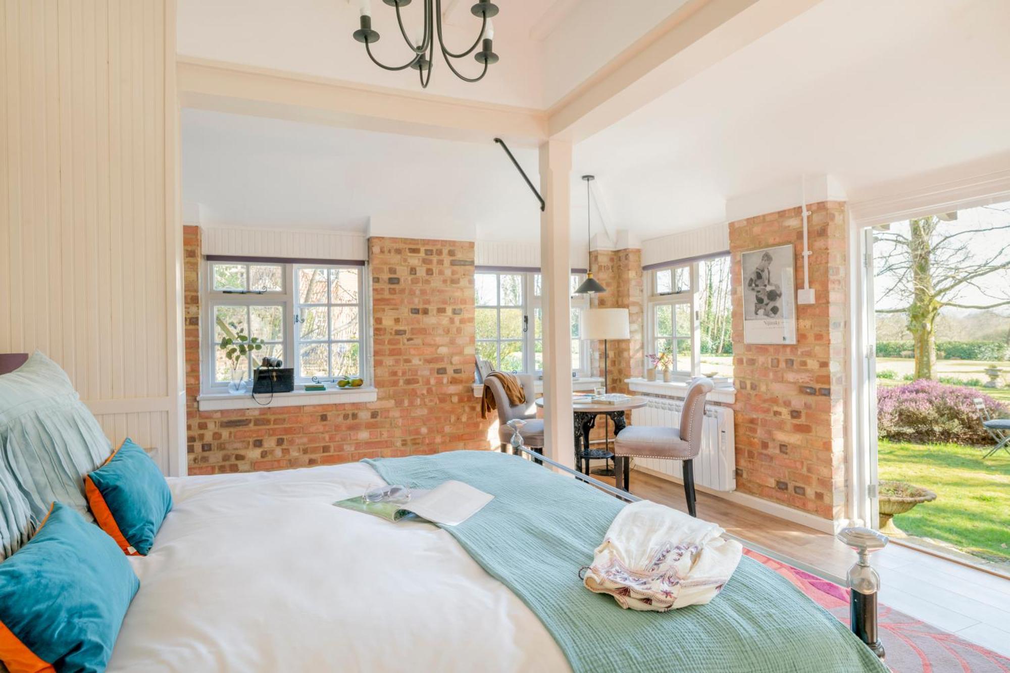Old Mill Lodge By Huluki Sussex Stays Hurstpierpoint Exterior foto
